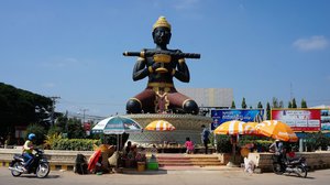 រូបសំណាក់លោកតាដំបងក្រញ៉ូង នៅខេត្តបាត់ដំបង