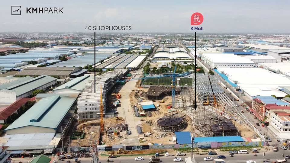 ការផ្ដិតយកទិដ្ឋភាពពីខាងលើនៃ KMH Park  បង្ហាញពីដំណើរការសាងសង់ដំណាក់កាលទី ១ ដែលមានផ្ទះអាជីវកម្មចំនួន ៤០ ខ្នង និងអគារការិយាល័យ(ខាងឆ្វេង) និងផ្សារទំនើបK Mall (ខាងស្តាំ) ដែលនឹងត្រូវបញ្ចប់ការសាងសង់ជាស្ថាពរនៅឆ្នាំក្រោយ។