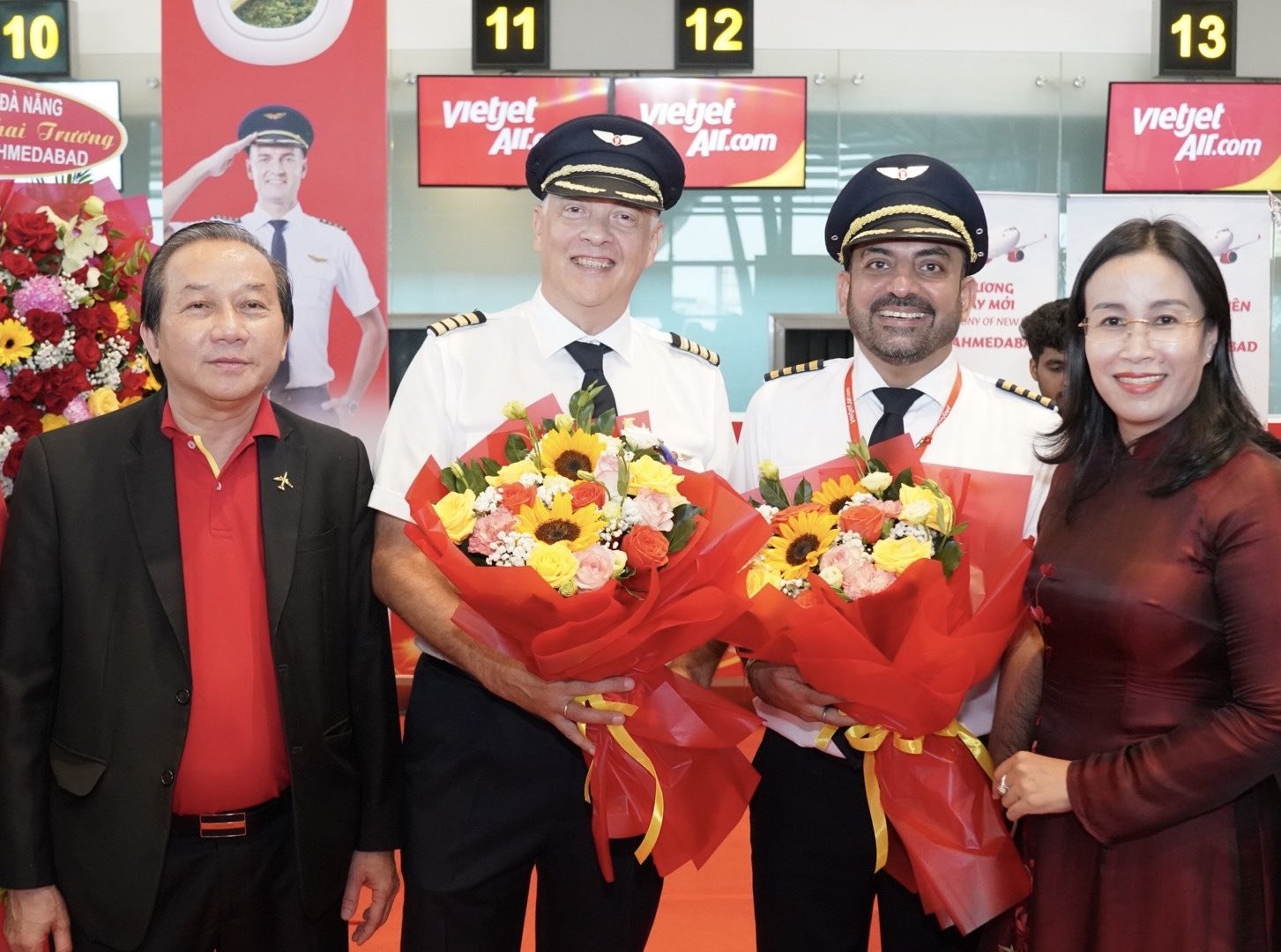 Leaders_of_Da_Nang_City_congratulate_Vietjet_and_the_flight_crew
