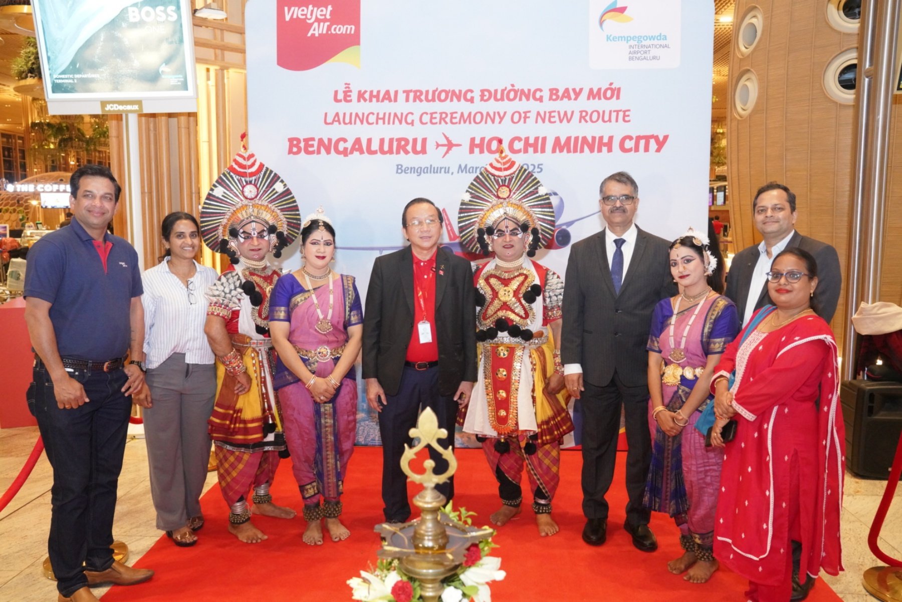 Leaders_of_Vietjet_and_the_Bengaluru_airport_attend_the_launch_ceremony