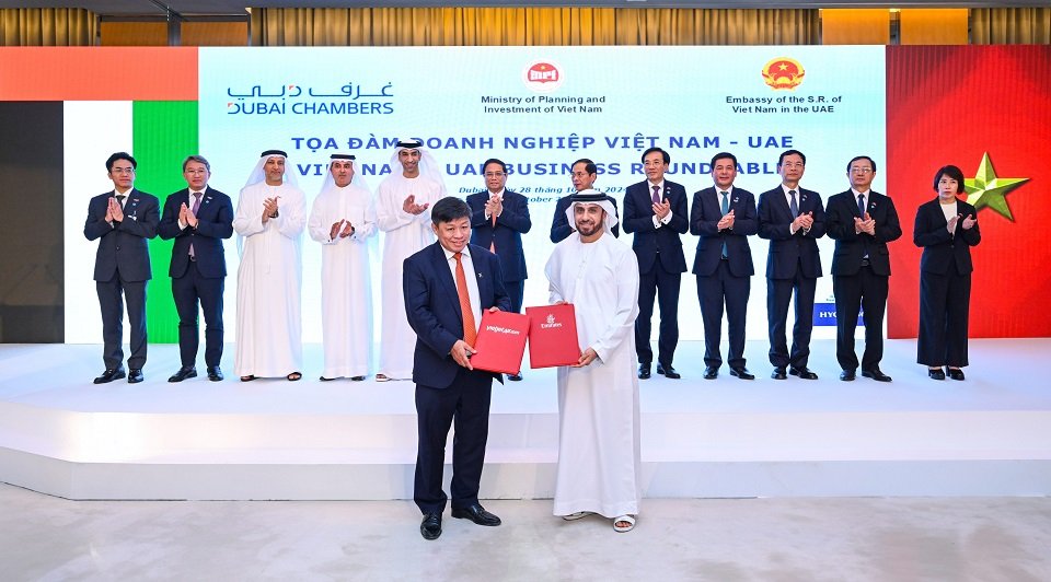Leadership_representatives_of_Vietjet_left_and_Emirates_right_exchange