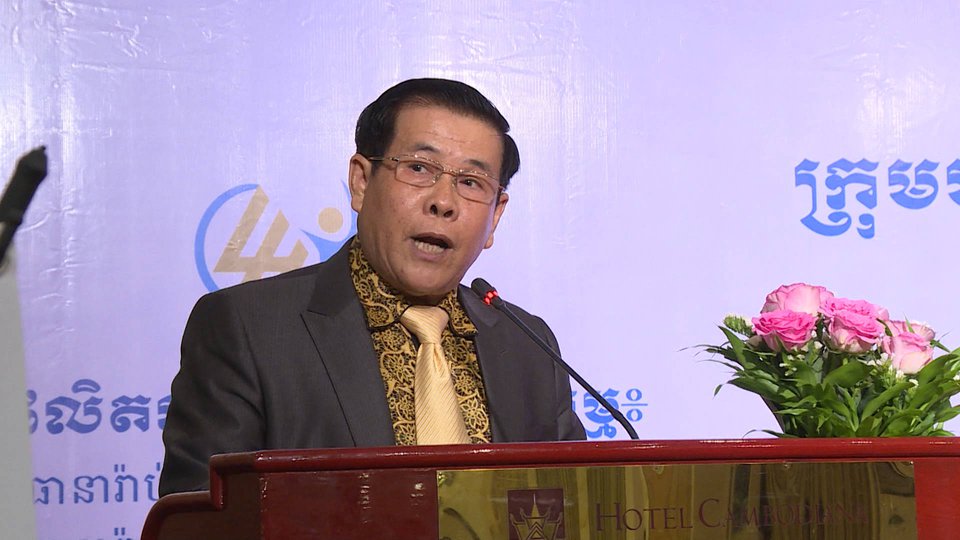 លោកឧកញ៉ា លី ហួរ ប្រធានក្រុមប្រឹក្សាភិបាល លី ហួរ គ្រុប ថ្លែងក្នុងពិធីសម្ភោធក្រុមហ៊ុនធានារ៉ាប់រង លី ហួរ (រូបថត៖ រ៉ឹម ភារី)
