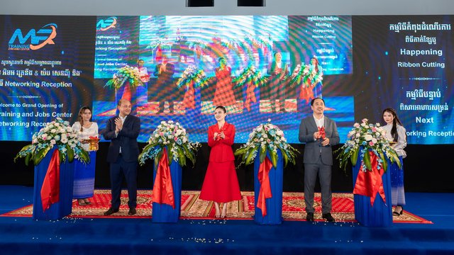 ពីឆេ្វងមកស្តាំ - ឯកឧត្តម ហ៊ុន ម៉ានី ប្រធានគណៈកម្មការទី៧ នៃរដ្ឋសភា និងជាប្រធានសហភាពសហព័ន្ធយុវជនកម្ពុជា, លោកជំទាវ យឹម ឆៃលីន ប្រធានក្រុមប្រឹក្សាប្រតិបត្តិ នៃក្រុមហ៊ុន MR Training & Jobs Center និងអ្នកឧកញ៉ា សៀ ឬទ្ធី អភិបាលនៃក្រុមហ៊ុន