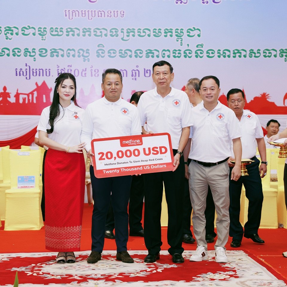 មិត្តហ្វូន បរិច្ចាក 120,000 ដុល្លារ ដល់កាកបាទក្រហមកម្ពុជា