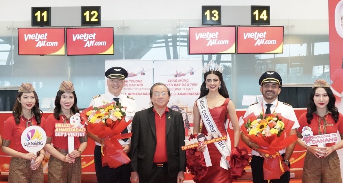 Miss_Universe_India_2024_Rhea_Singha_congratulates_Vietjet_on_the