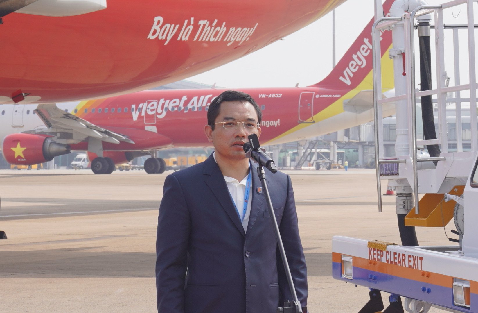 Mr_Nguyen_Van_Hoc_General_Director_of_Petrolimex_Aviation_congratulates
