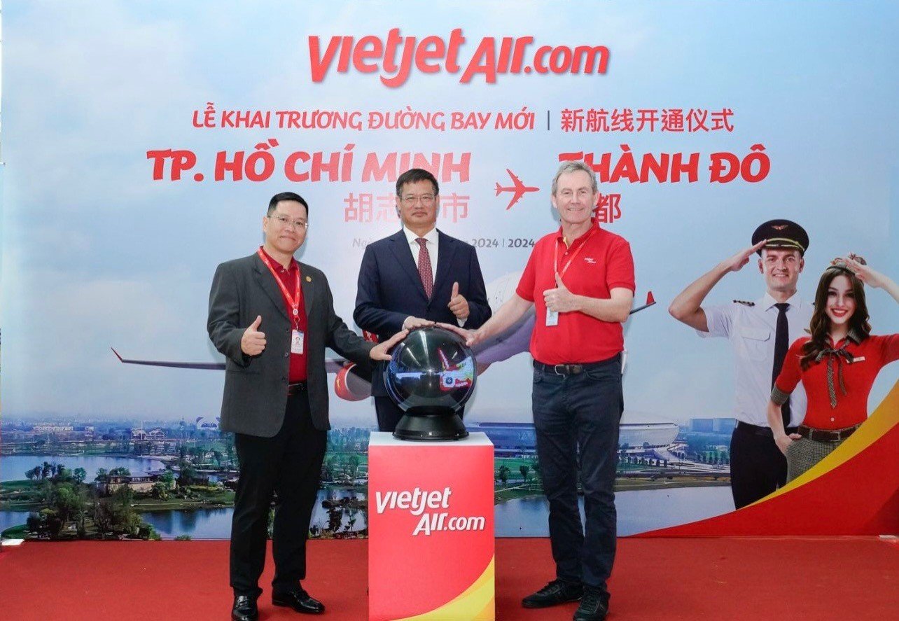 Mr_Wei_Huaxiang,_Consul_General_of_China_in_Ho_Chi_Minh_City_middle