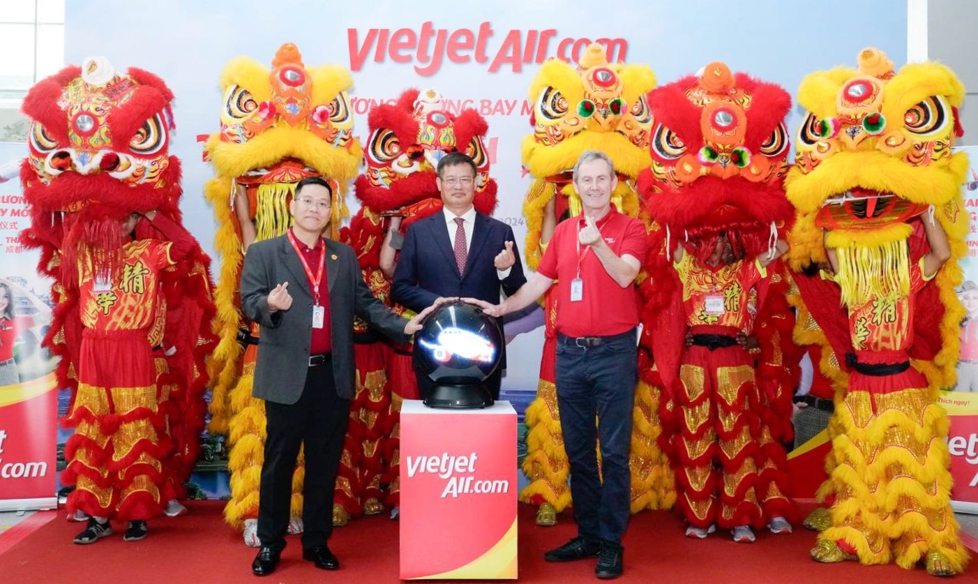Mr_Wei_Huaxiang,_Consul_General_of_China_in_Ho_Chi_Minh_City_middle (2)