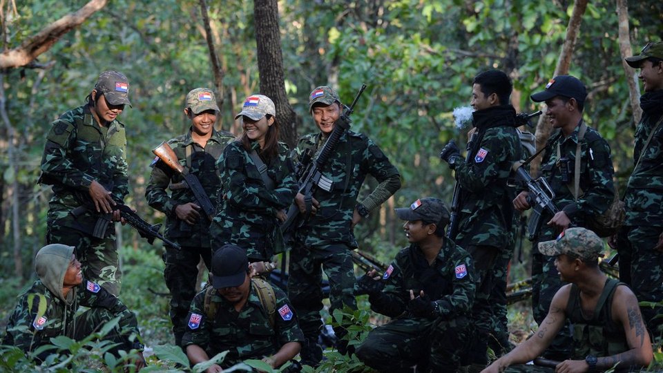 ក្រុមជីវពលភូមាមួយចំនួនតូច ដែលមានអាវុធ និងសម្លៀក​បំណាក់ត្រឹមត្រូវ រូបភាព៖ រ៉យទ័រ
