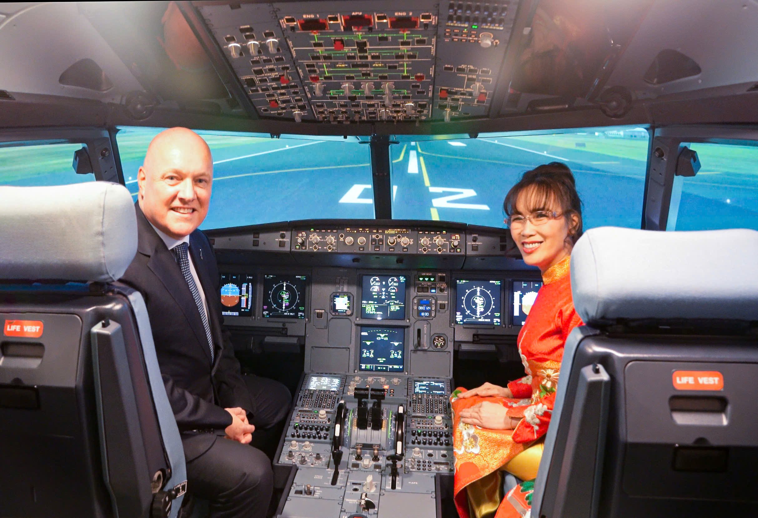 New_Zealand_Prime_Minister_Christopher_Luxon_and_Vietjet_Founder