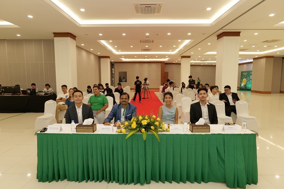 ជ័យលាភីនៃកម្មវិធី SmartStart Young Innovator ទទួលបានរង្វាន់ទឹកប្រាក់ ១ម៉ឺនដុល្លាអាមេរិក