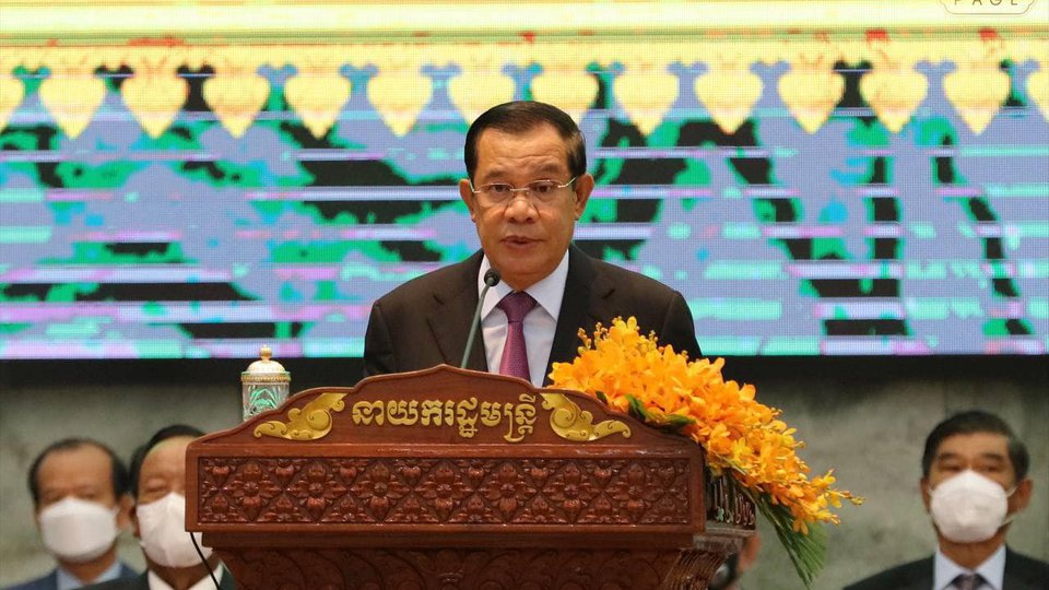 សម្តេចតេជោ ហ៊ុន សែន នាយករដ្ឋមន្ត្រីនៃព្រះរាជាណាចក្រកម្ពុជា ក្នុងពិធីសម្ពោធអគារទីស្តីការក្រសួងរៀបចំដែនដី នគររូបនីយកម្ម និងសំណង់ កាលពីថ្ងៃទី០៨ ខែវិច្ឆិកា ឆ្នាំ២០២១ (រូបភាព៖ ហ្វេសប៊ុក នាយករដ្ឋមន្ត្រី)
