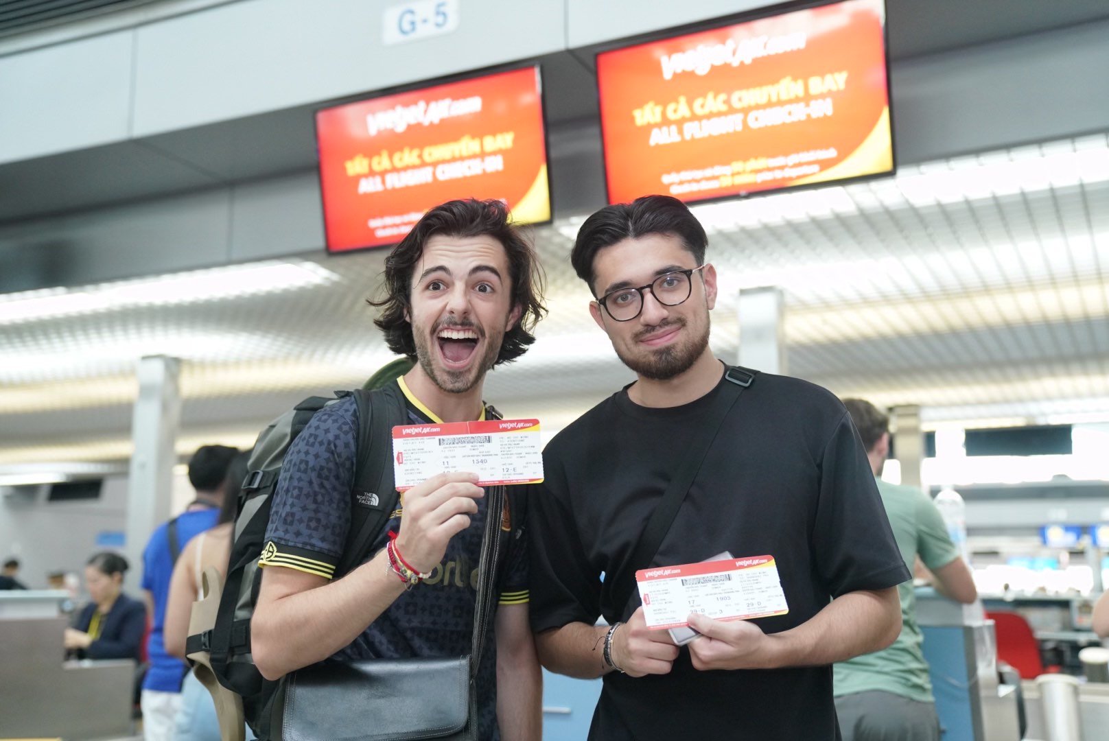 Passengers_before_the_debut_flight_from_Ho_Chi_Minh_City_to_Beijing