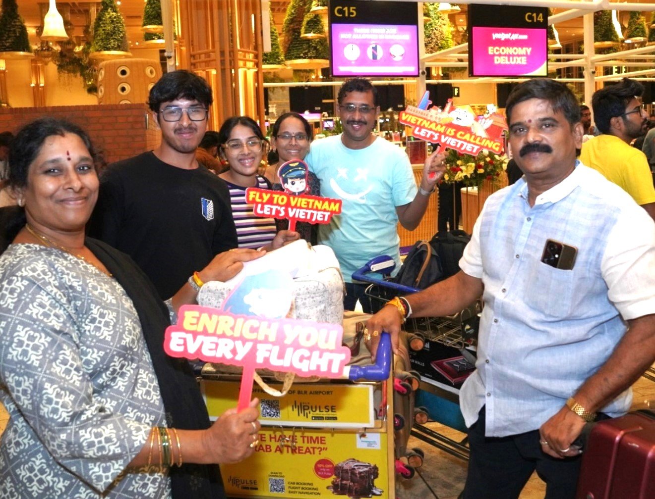 Passengers_celebrate_the_10th_route_connecting_Vietnam_and_India