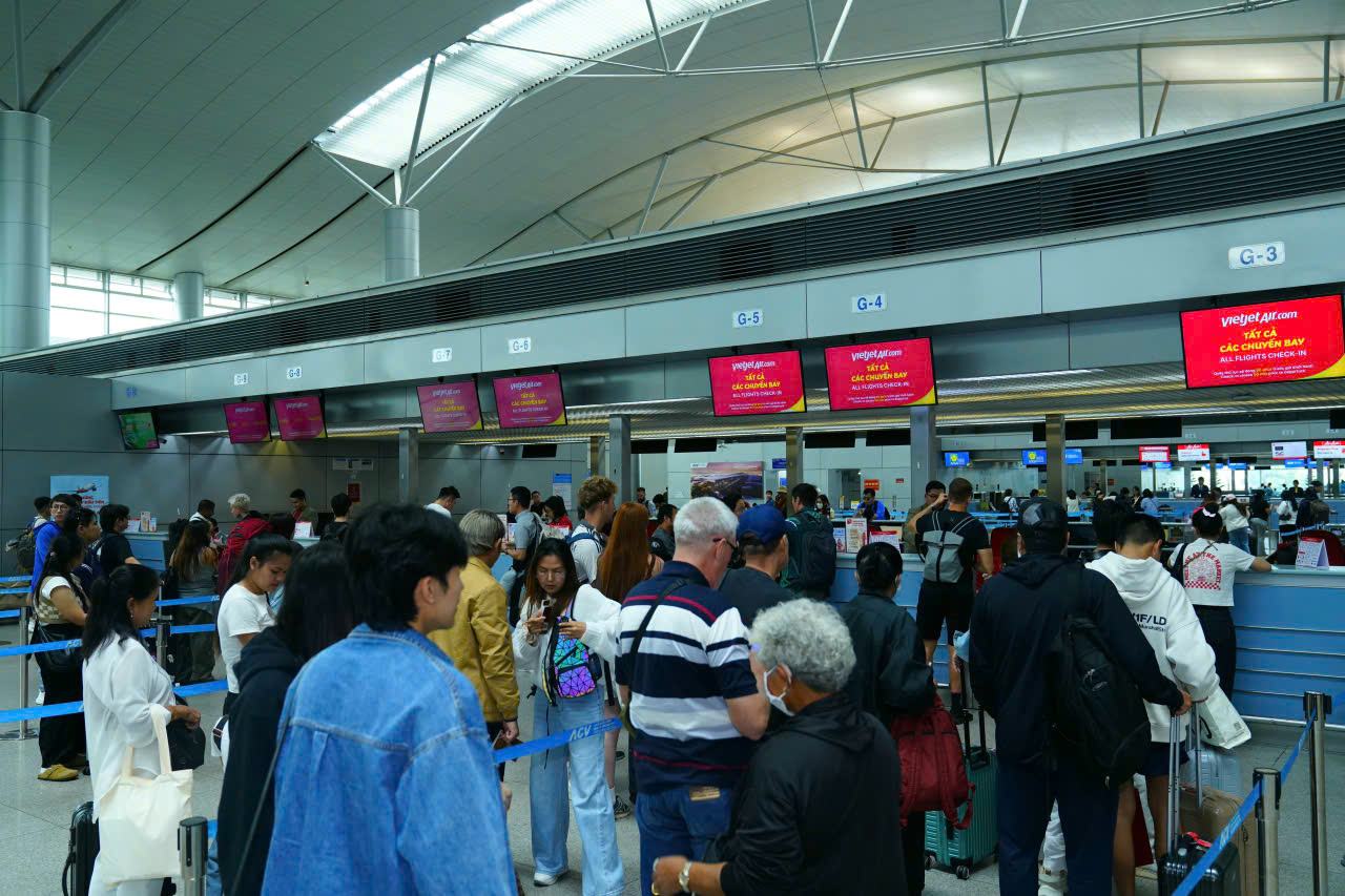 Passengers_check_in_for_Vietjet’s_inaugural_flight_from_Ho_Chi_Minh (2)