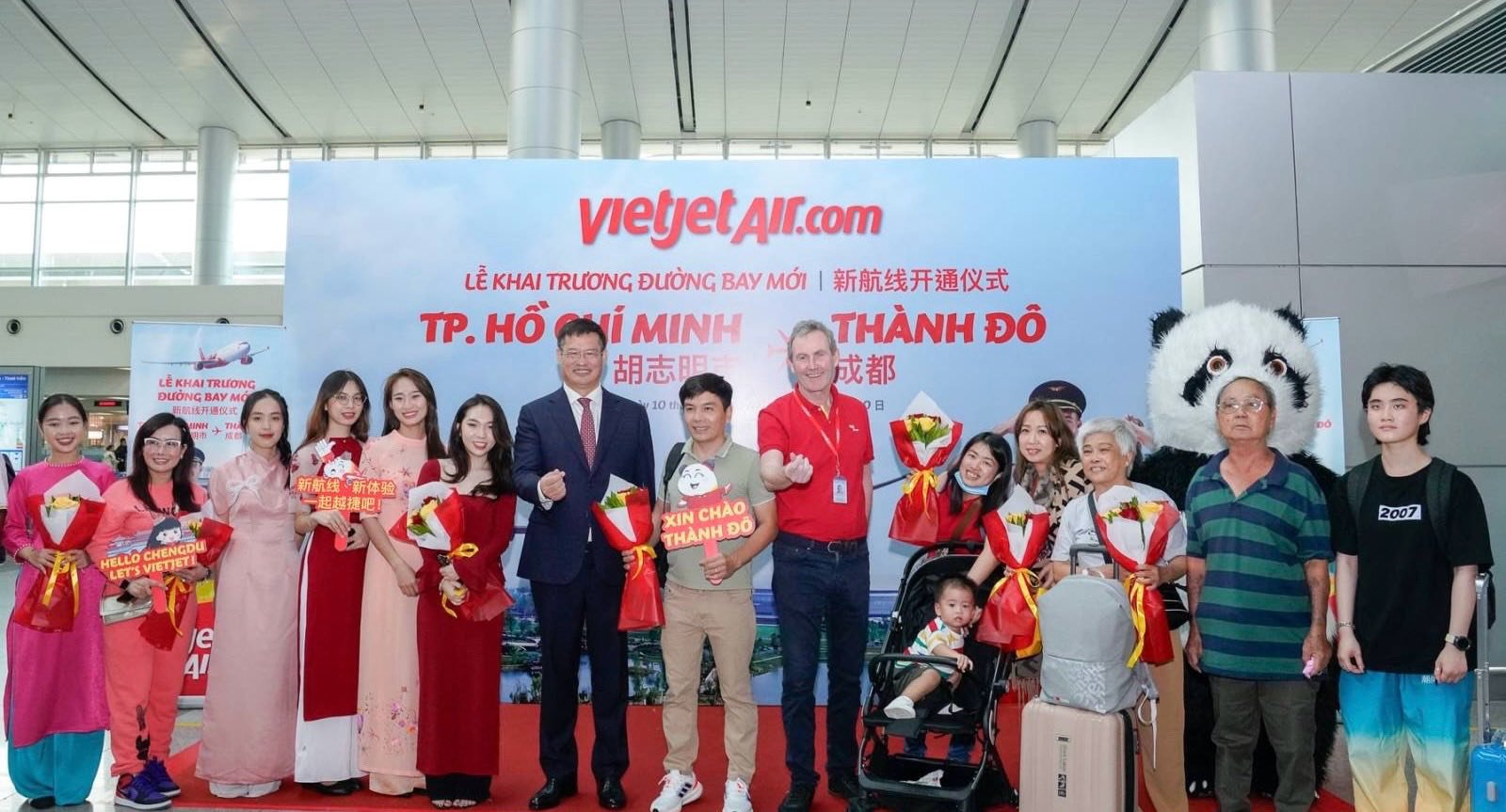Passengers_on_the_debut_flight_between_Ho_Chi_Minh_City_and_Chengdu