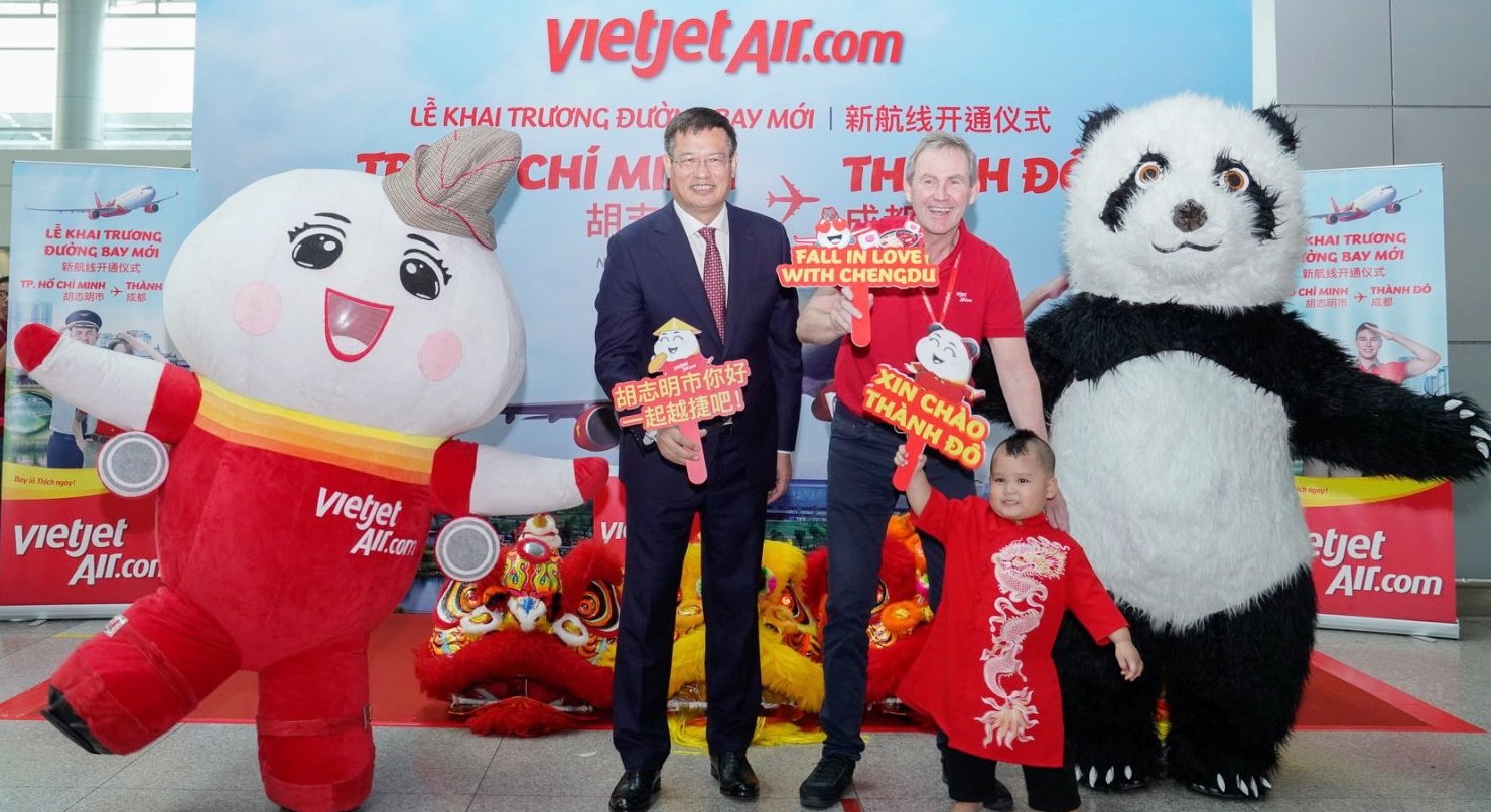 Passengers_on_the_debut_flight_between_Ho_Chi_Minh_City_and_Chengdu (2)