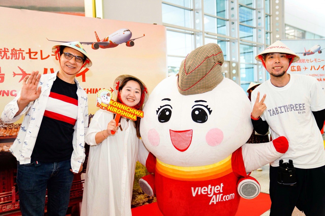 Passengers_on_the_inaugural_flights_receive_lovely_souvenirs_from