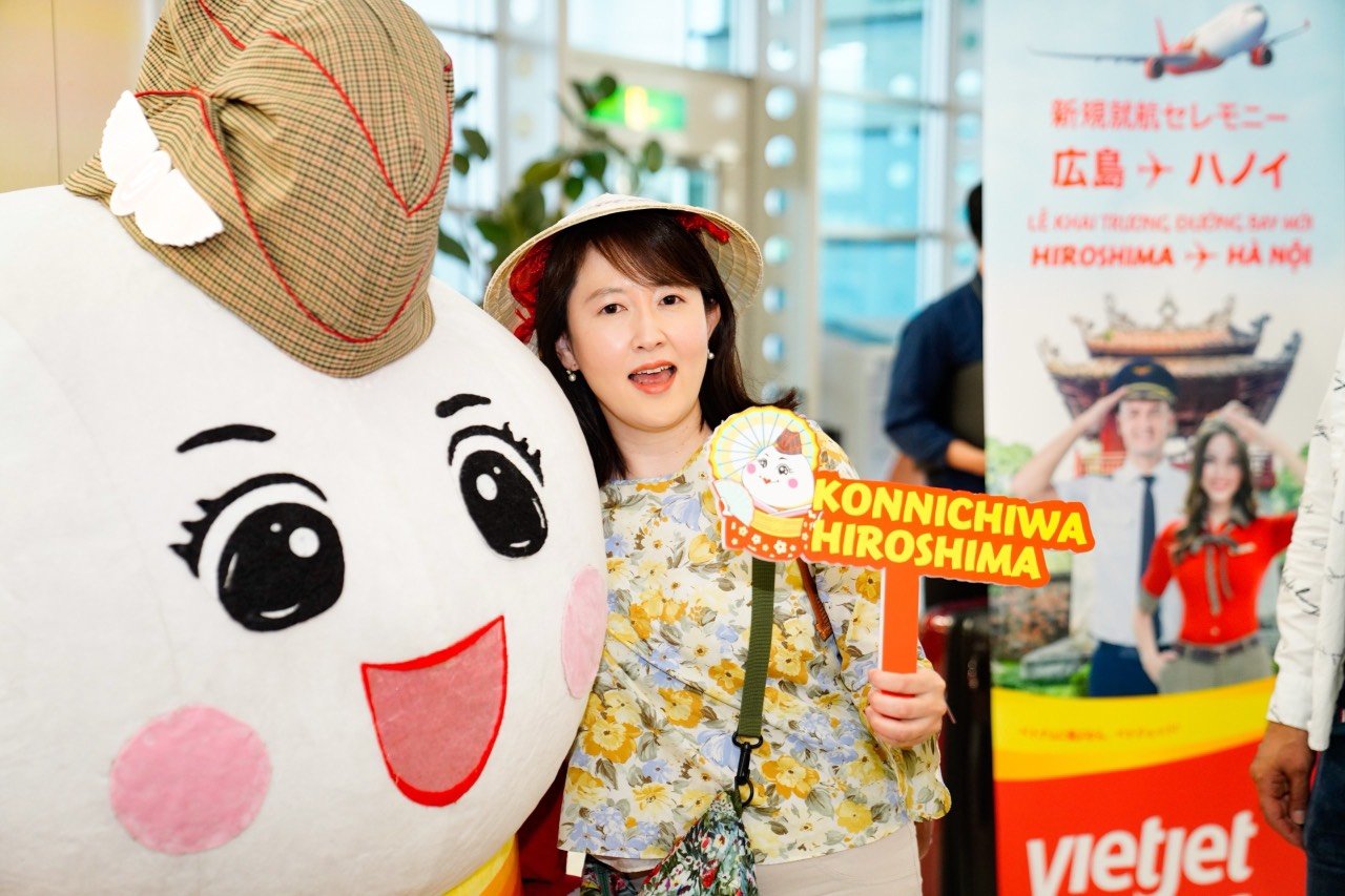 Passengers_on_the_inaugural_flights_receive_lovely_souvenirs_from (2)