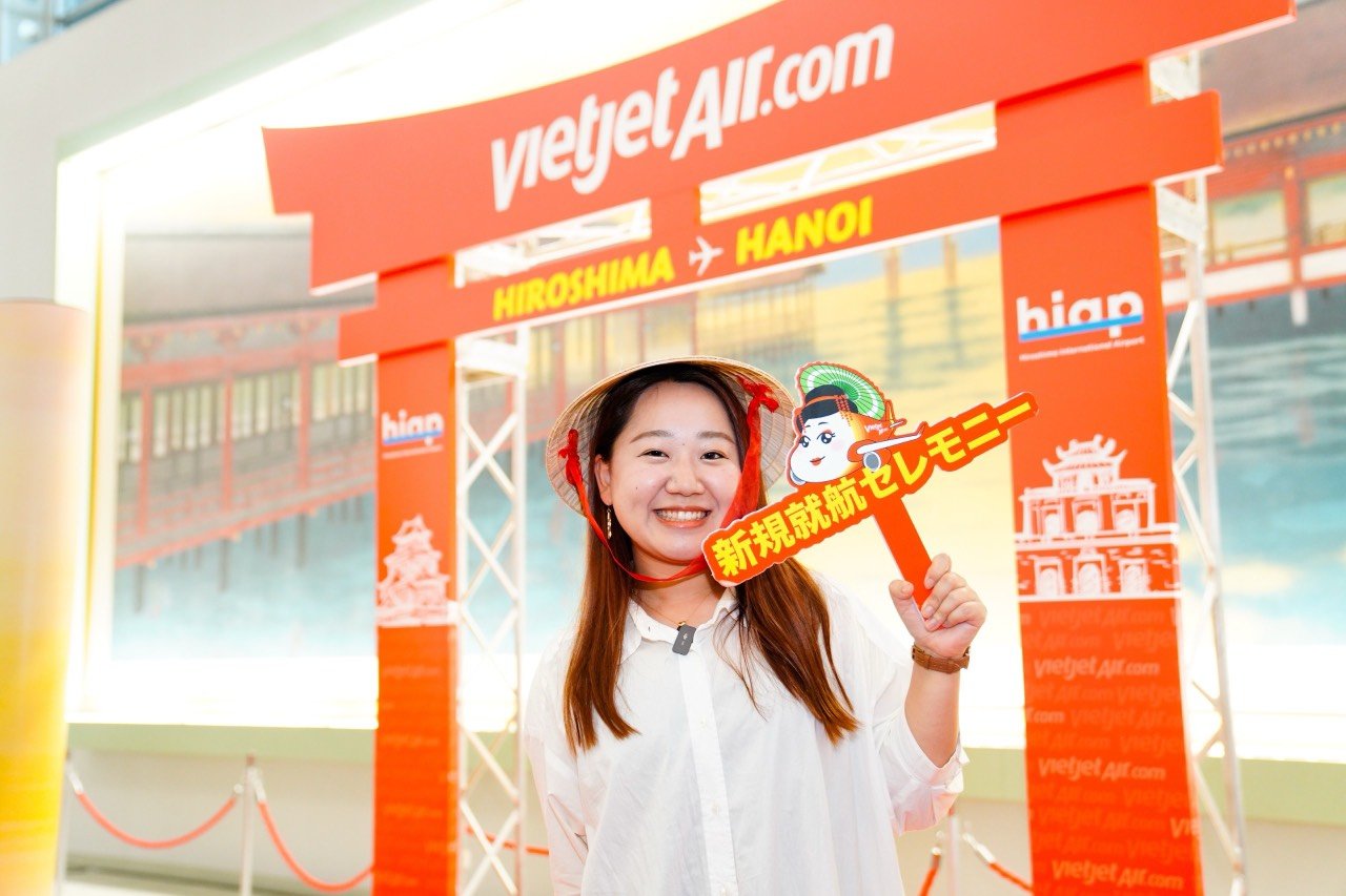 Passengers_on_the_inaugural_flights_receive_lovely_souvenirs_from (4)