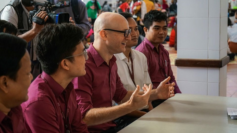 គ្រឹះស្ថានមីក្រូហិរញ្ញវត្ថុ អេ អឹម ខេ បរិច្ចាគឈាម និងថវិកា ៤០លានរៀលដល់មន្ទីរពេទ្យគន្ធបុប្ផា