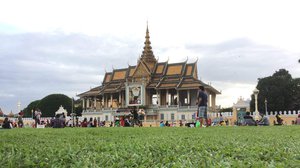 នេះជាសួនច្បារមុខព្រះបរមរាជវាំង (រូបថត៖ រ៉ឹម ភារី)