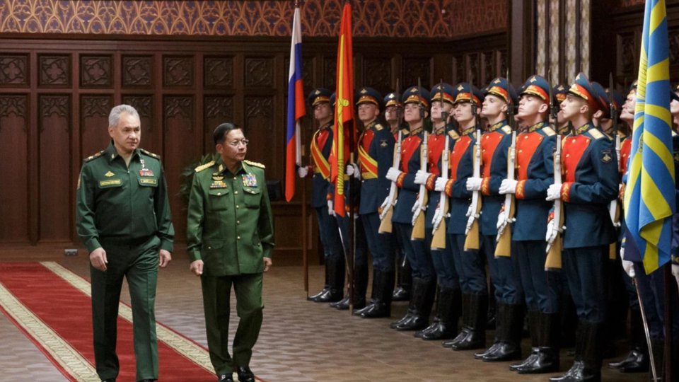 មេដឹកនាំរបបយោធាមីយ៉ាន់ម៉ា លោក Min Aung Hlaing (ស្តាំ) ជាមួយប្រមុខការពារជាតិរុស្ស៊ី លោក Sergei Shoigu (ឆ្វេង) រូបកាលពីឆ្នាំមុន