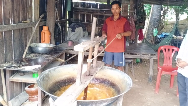 ការផលិតស្ករត្នោតនៅខេត្តកំពង់ស្ពឺ