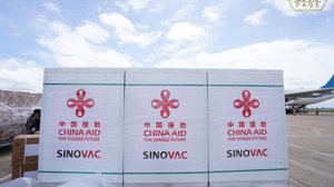 វ៉ាក់សាំងកូវីដ១៩ប្រភេទ Sinovac ដែលជាជំនួយឥតសំណងរបស់ប្រទេសចិនចំនួន ២លានដូសបានដឹកមកកម្ពុជានៅព្រឹកថ្ងៃទី ១៤ ខែតុលា ២០២១
