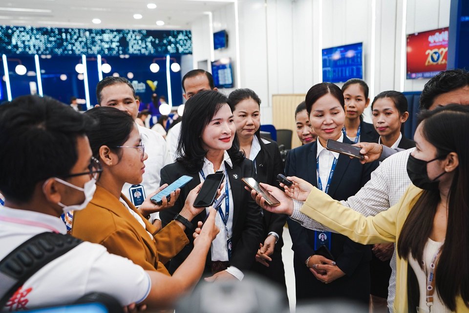 លោកស្រី សុខ សោភា នាយិកាប្រតិបត្តិជាន់ខ្ពស់ទីផ្សារ ធនាគារ អេស៊ីលីដា