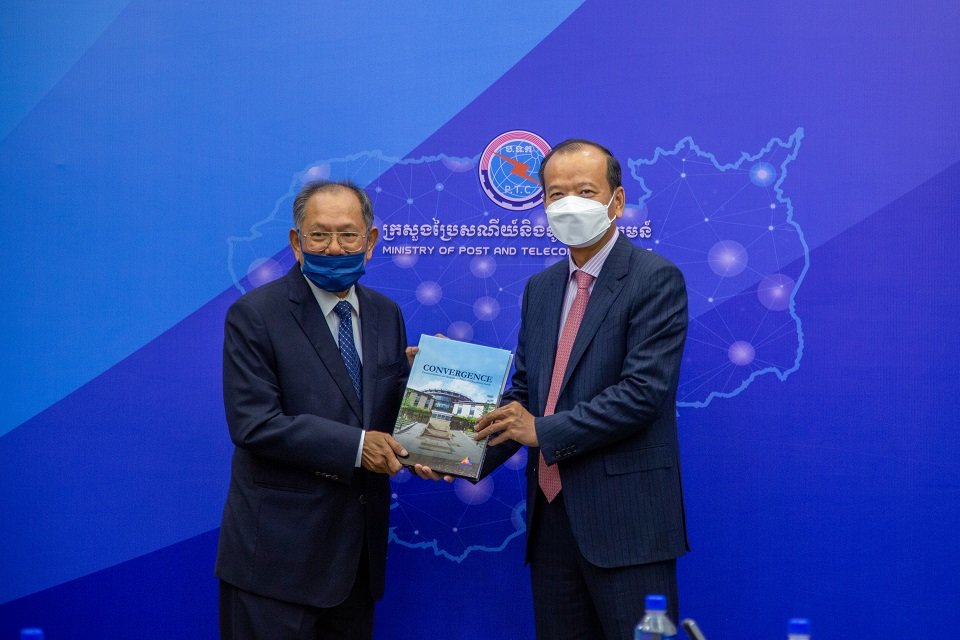 Tan Sri Halim presents a gift to H.E. Minister