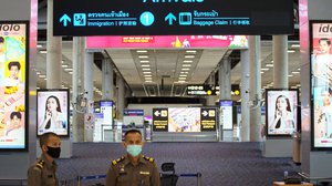 ប៉ូលីសថៃពីរនាក់ឈរយាមនៅព្រលានយន្តហោះសុវណ្ណភូមិ
