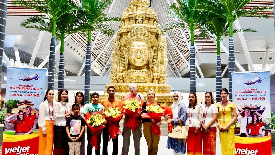 The first passengers on the inaugural flight connecting Siem Reap to Hanoi