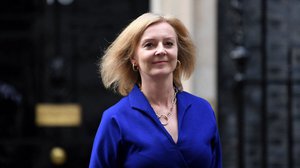 លោកស្រី លីស ទ្រឺស Liz Truss ពីរដ្ឋមន្ត្រីពាណិជ្ជកម្ម ឲ្យមកកាន់តំណែងជារដ្ឋមន្ត្រីការបរទេសវិញ