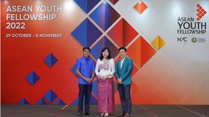 សមាជិកយុវជនអាស៊ានមកពីប្រទេសកម្ពុជា ក្នុងកម្មវិធីផ្លាស់ប្ដូរបទពិសោធន៍ និងទំនាក់ទំនងរវាងយុវជនអាស៊ាន ឆ្នាំ២០២២ ថតរូបជាអនុស្សាវរីយ៍ក្នុងកម្មវិធីបិទបញ្ចប់។ ពីខាងឆ្វេង៖ លោកបោង ច័ន្ទសម្បត្តិ កញ្ញា តាន់ ចន្ទ័ណារត្ន័ និង លោក គឹម បូរា។