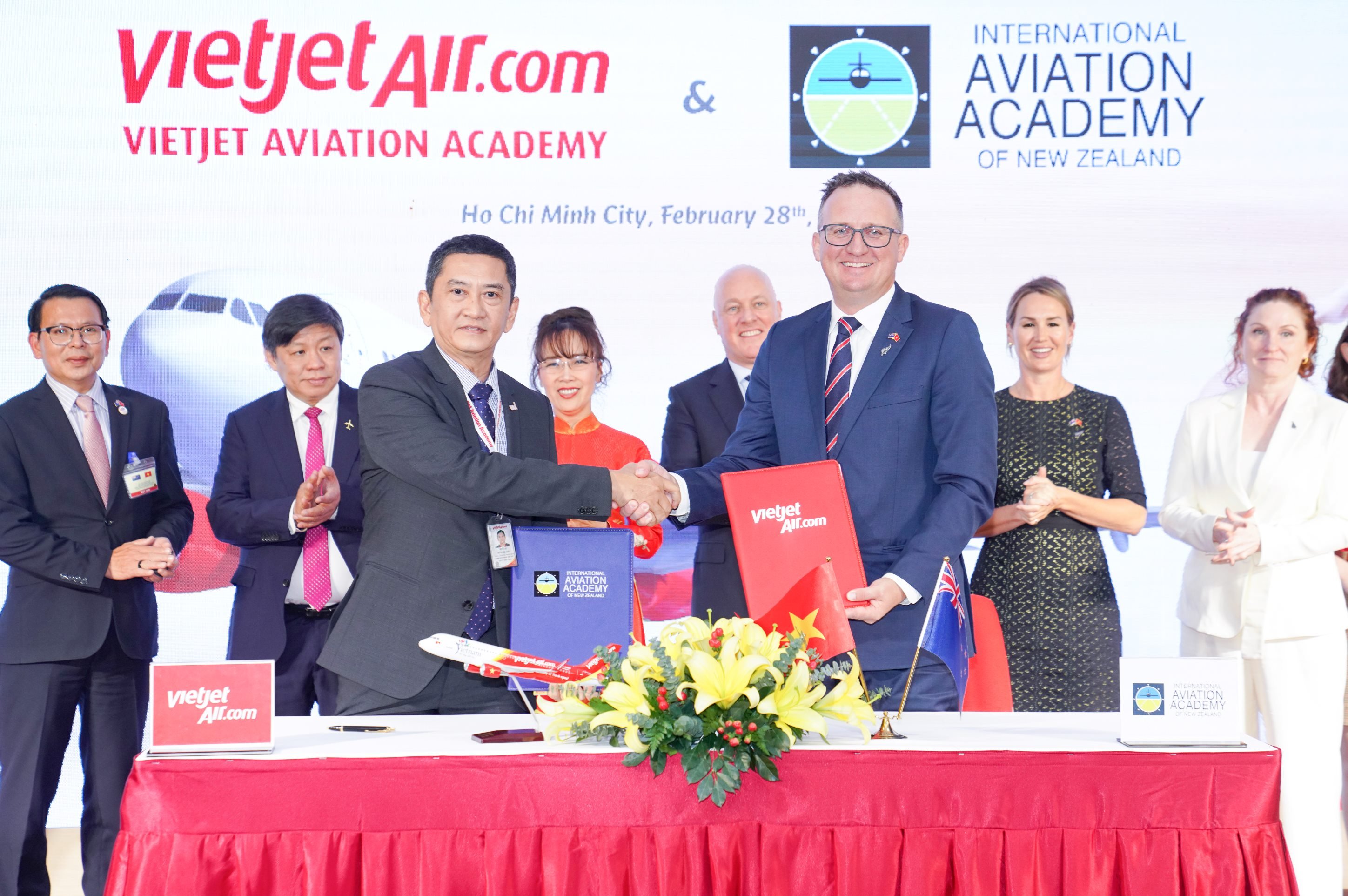 VJAA and IAANZ sign an agreement on pilot training