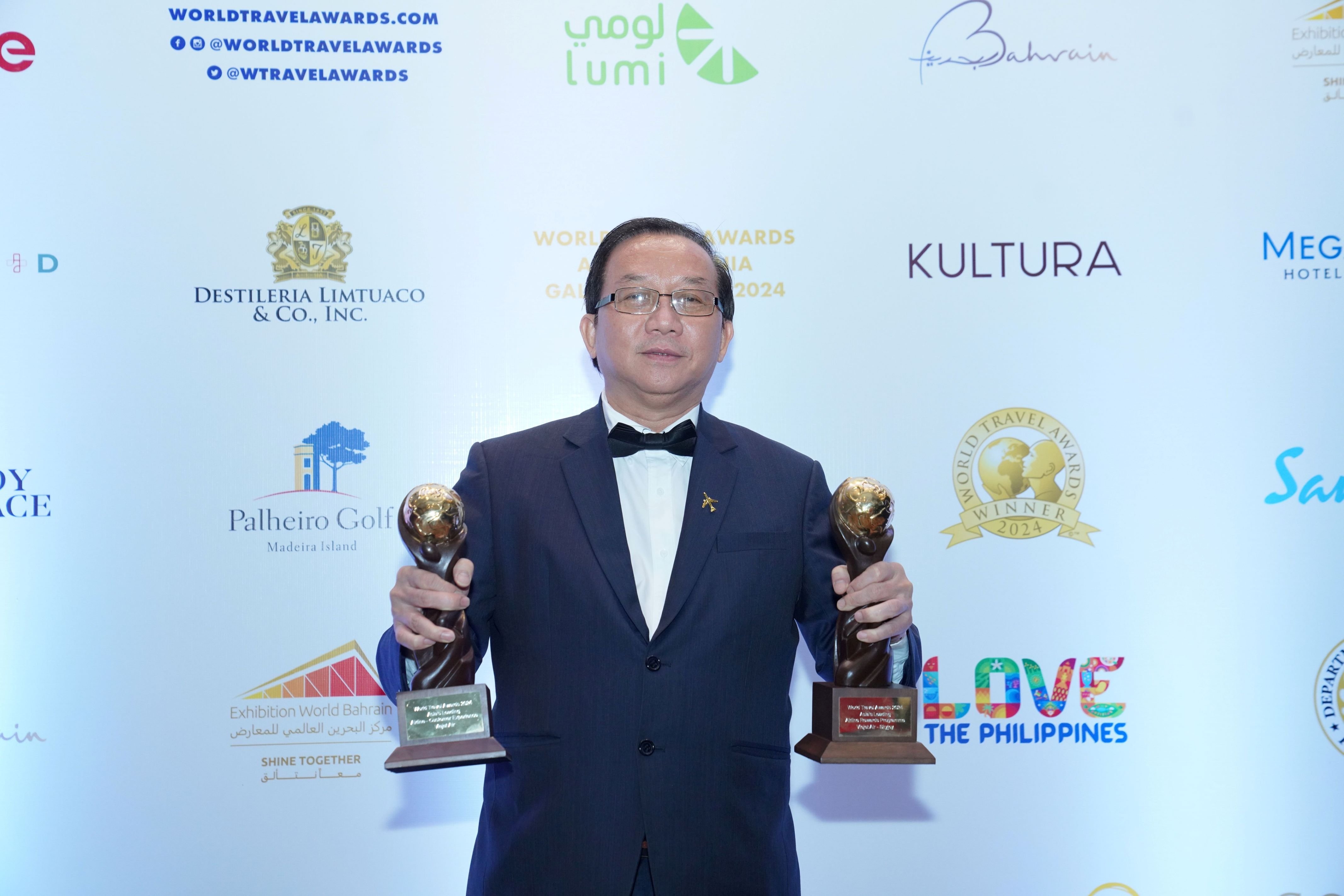Vice_President_Do_Xuan_Quang_represents_Vietjet_to_receive_two_awards.jpg2