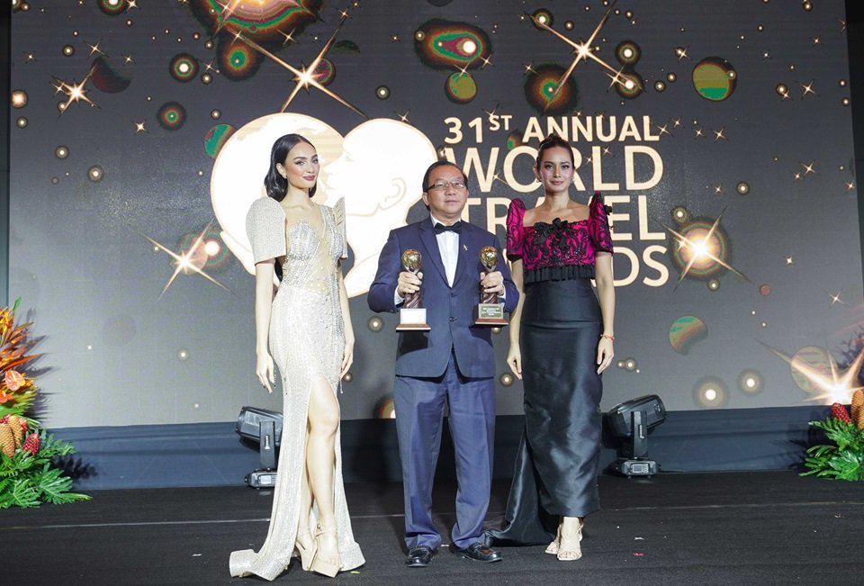 Vice_President_Do_Xuan_Quang_represents_Vietjet_to_receive_two_awards.jpg1