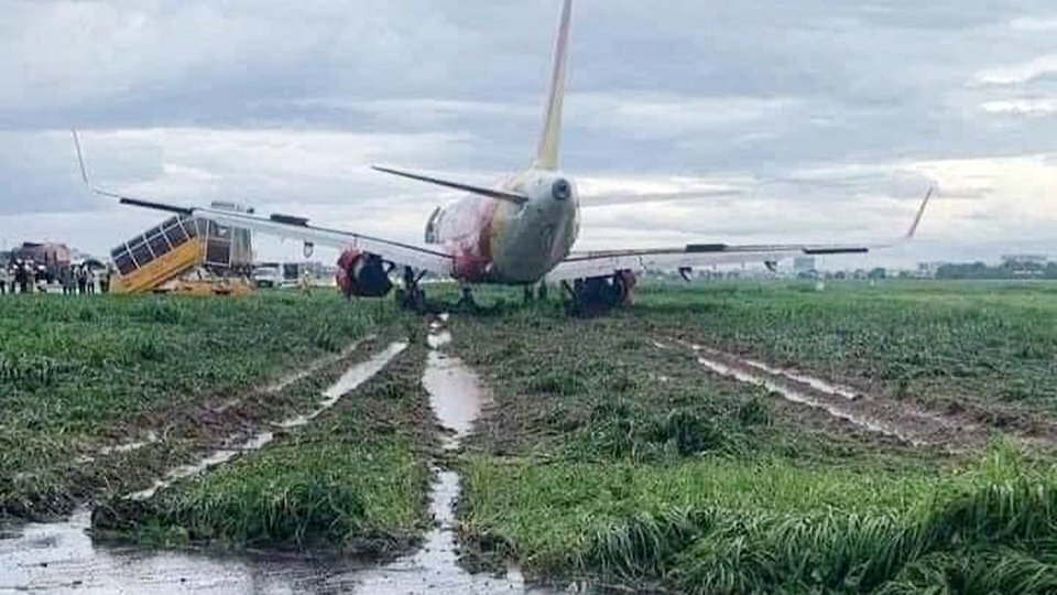 យន្ដហោះក្រុមហ៊ុន Vietjet Air របស់វៀតណាម ចុះខុសផ្លូវ អំឡុងពេលមានភ្លៀងធ្លាក់ខ្លាំង (រូបភាព៖ VN Express)