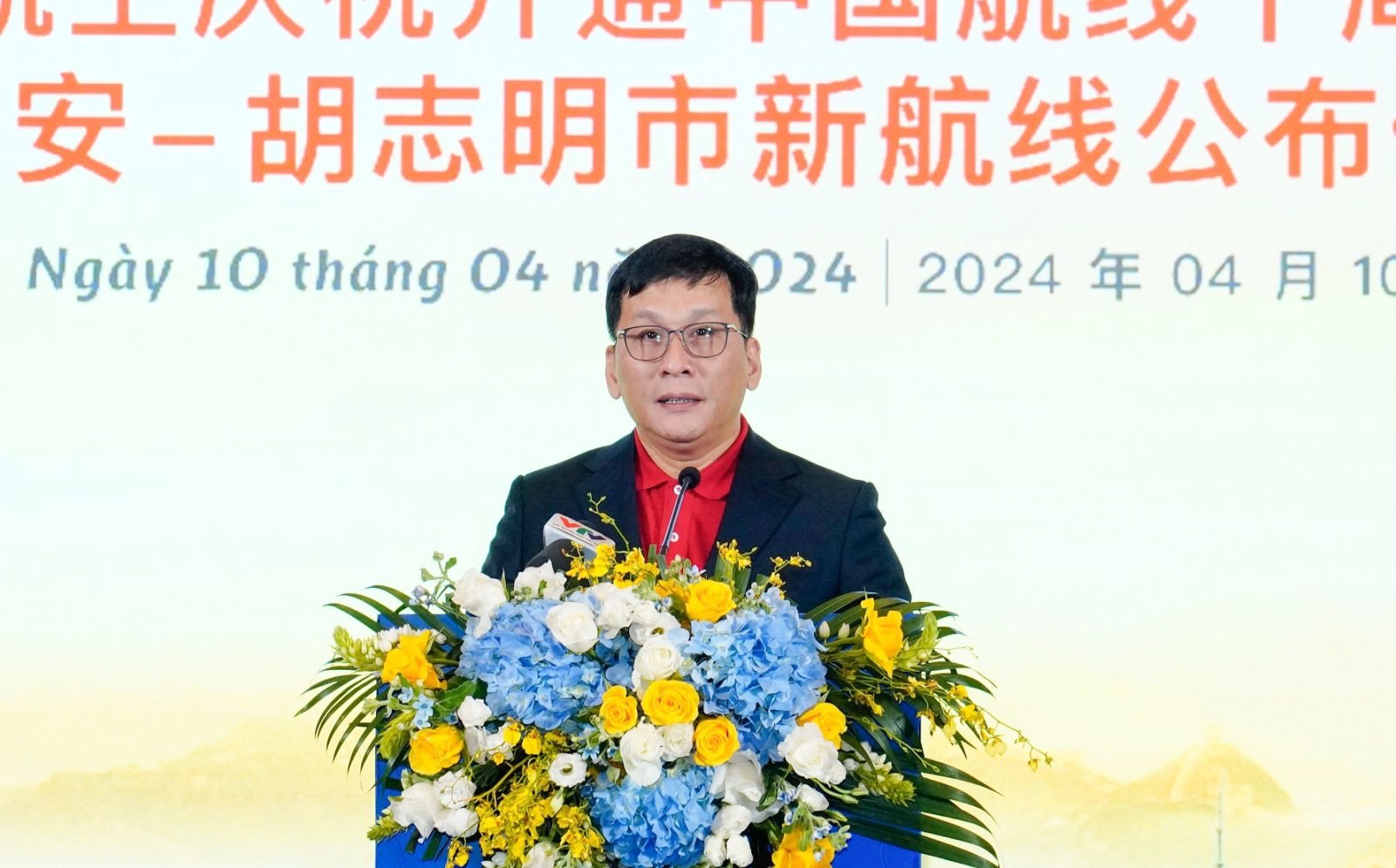 Vietjet CEO Dinh Viet Phuong gives a remark at the ceremony