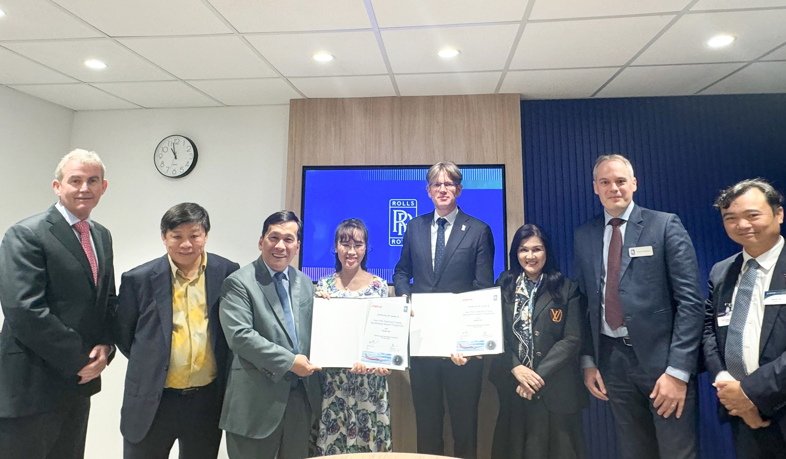 Vietjet_Chairwoman,_Dr_Nguyen_Thi_Phuong_Thao_4th,_left_along_with
