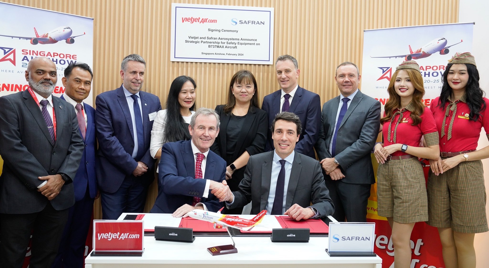 Vietjet_Chief_Operating_Officer_Michael_Hickey_left_and_Jonathan (2)
