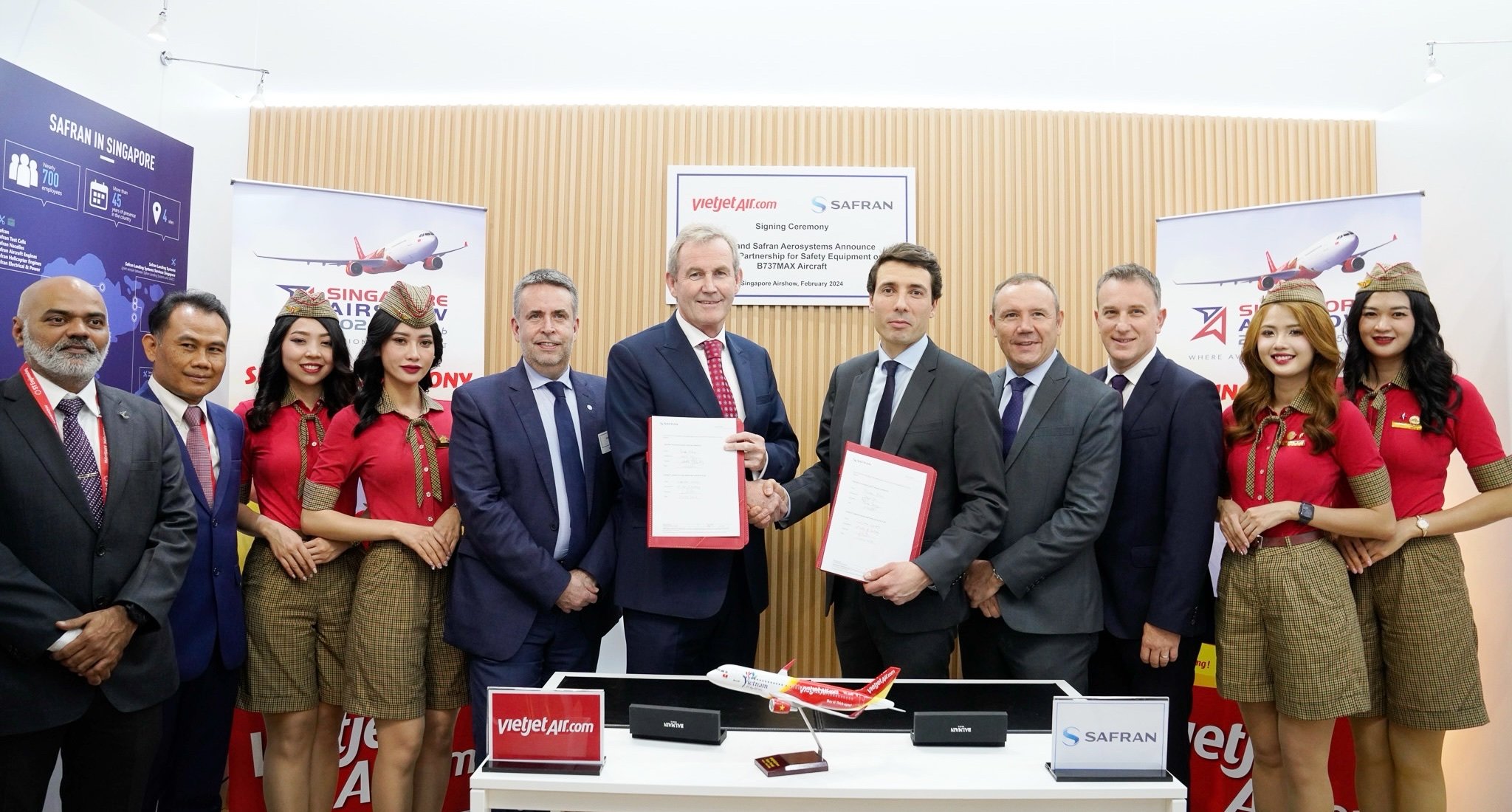 Vietjet_Chief_Operating_Officer_Michael_Hickey_left_and_Jonathan