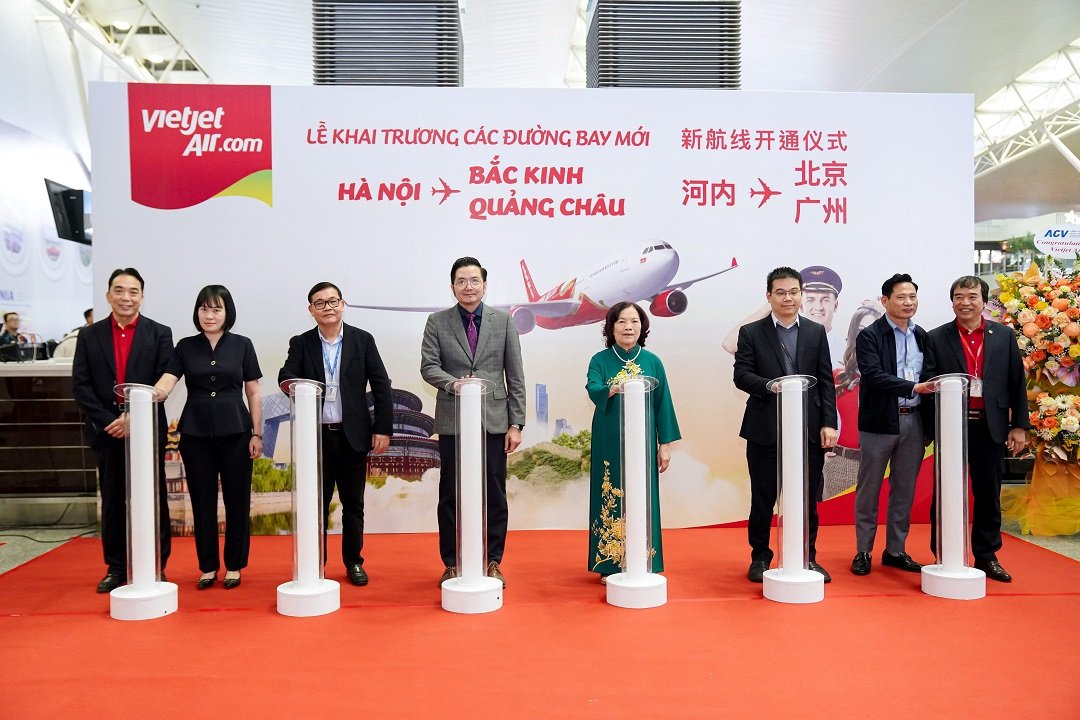 Vietjet_Vice_Chairwoman_Nguyen_Thanh_Ha_in_a_blue_ao_dai,_Vietjet