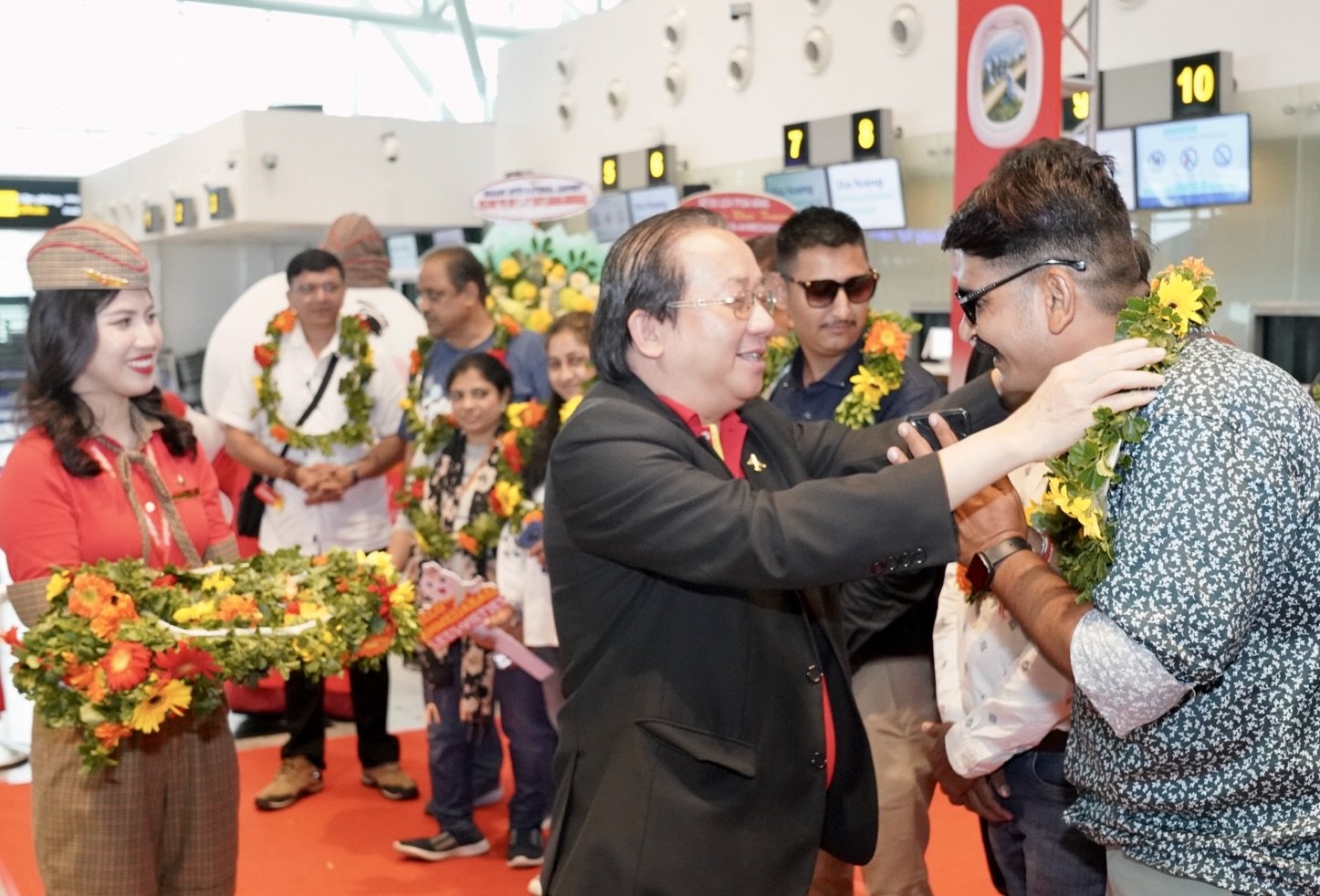 Vietjet_Vice_President_Do_Xuan_Quang_presents_flowers_to_welcome