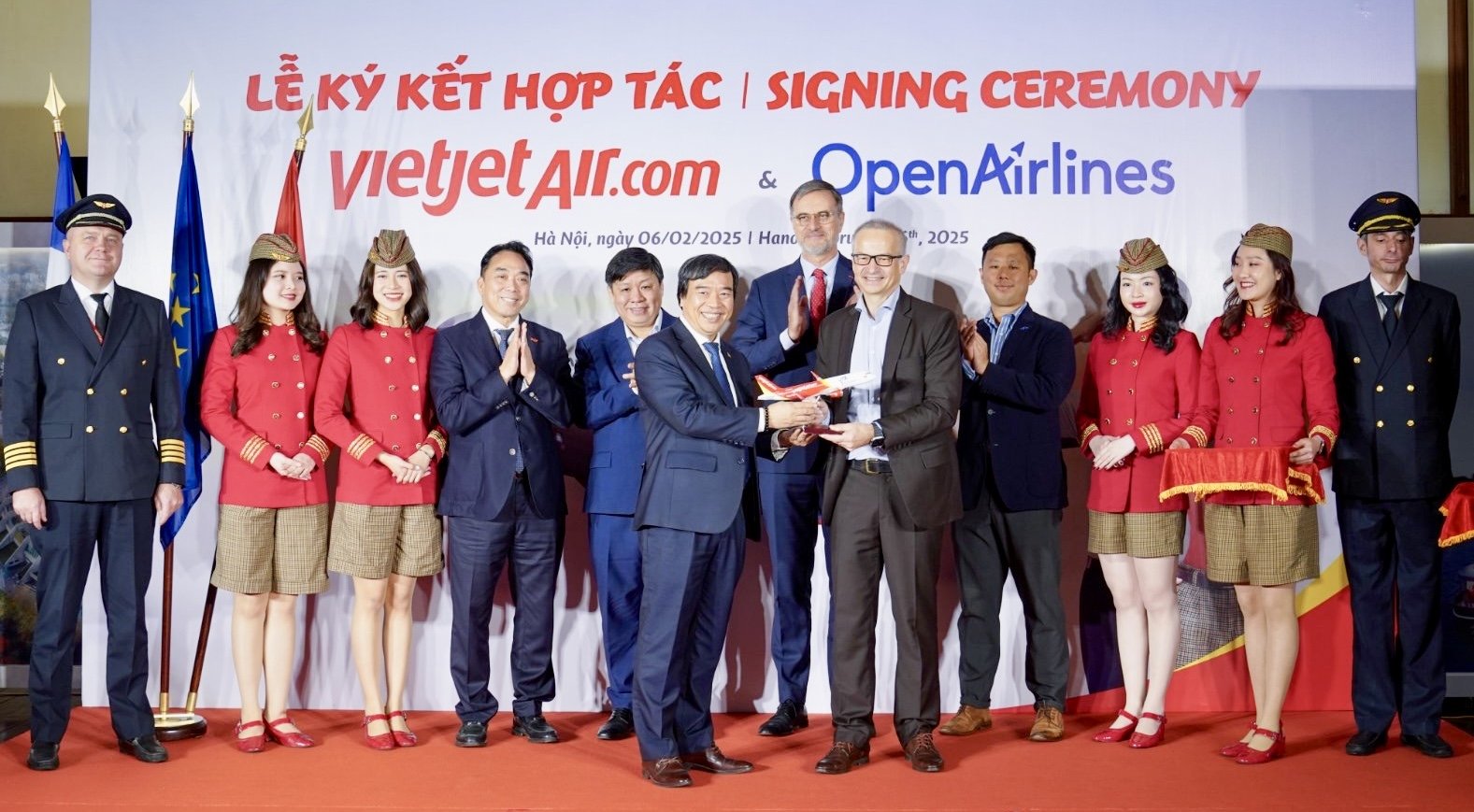 Vietjet_Vice_President_Nguyen_Duc_Thinh_left_and_CEO_of_OpenAirlines