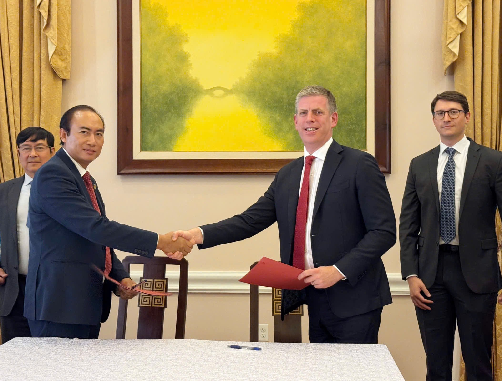Vietjet_Vice_President_To_Viet_Thang_left_and_AV_AirFinance_CEO
