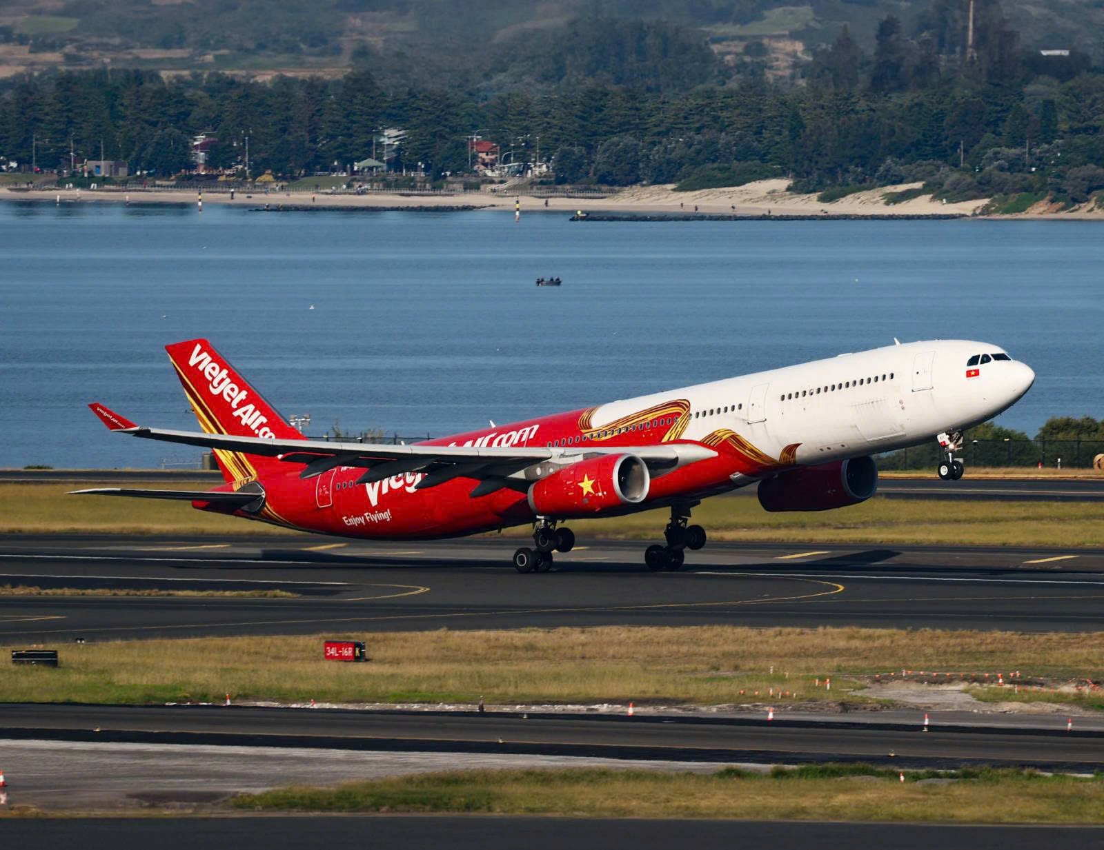 Vietjet aircraft take off_1