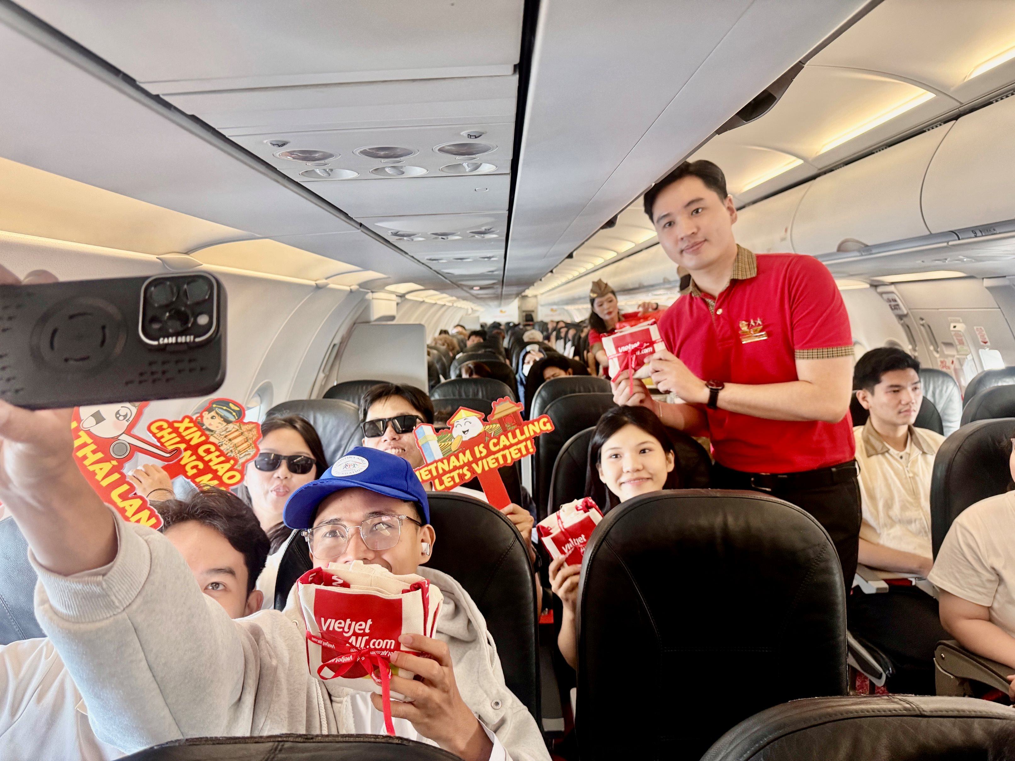 Vietjet_presents_passengers_with_commemorative_gifts_on_the_special