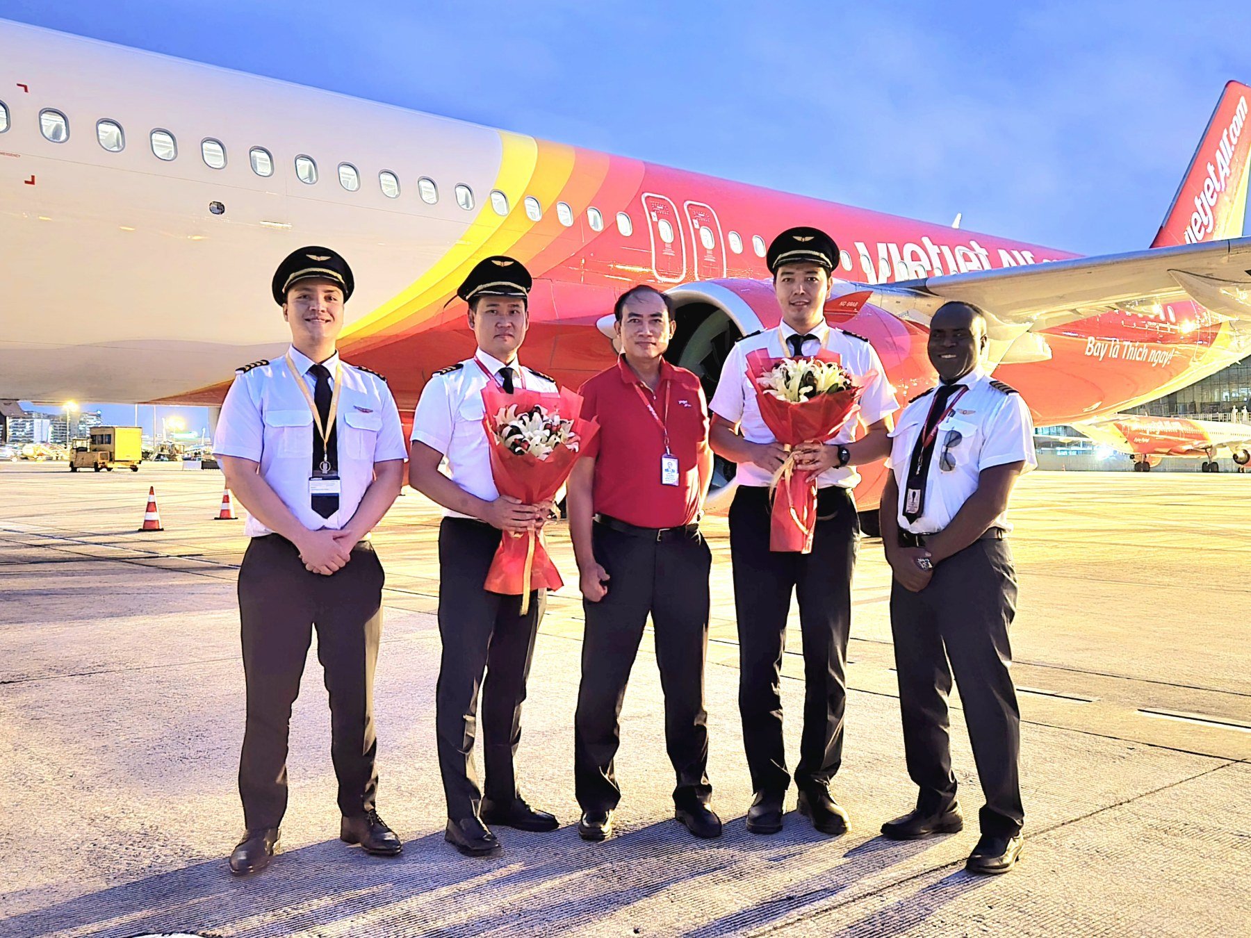 Vietjet_takes_delivery_of_2_new_Airbus_A321neo_ACF_on_the_last_day.jpg234